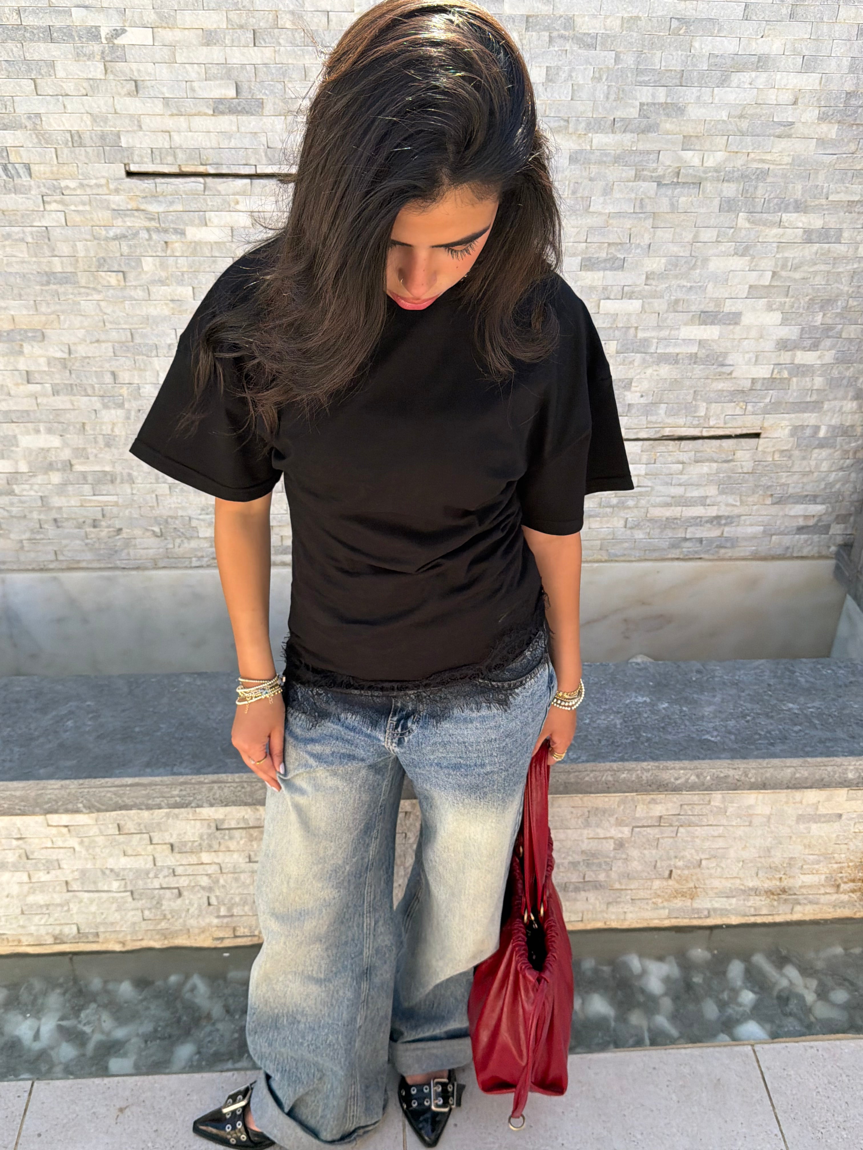 Waist-fitted lace tee.