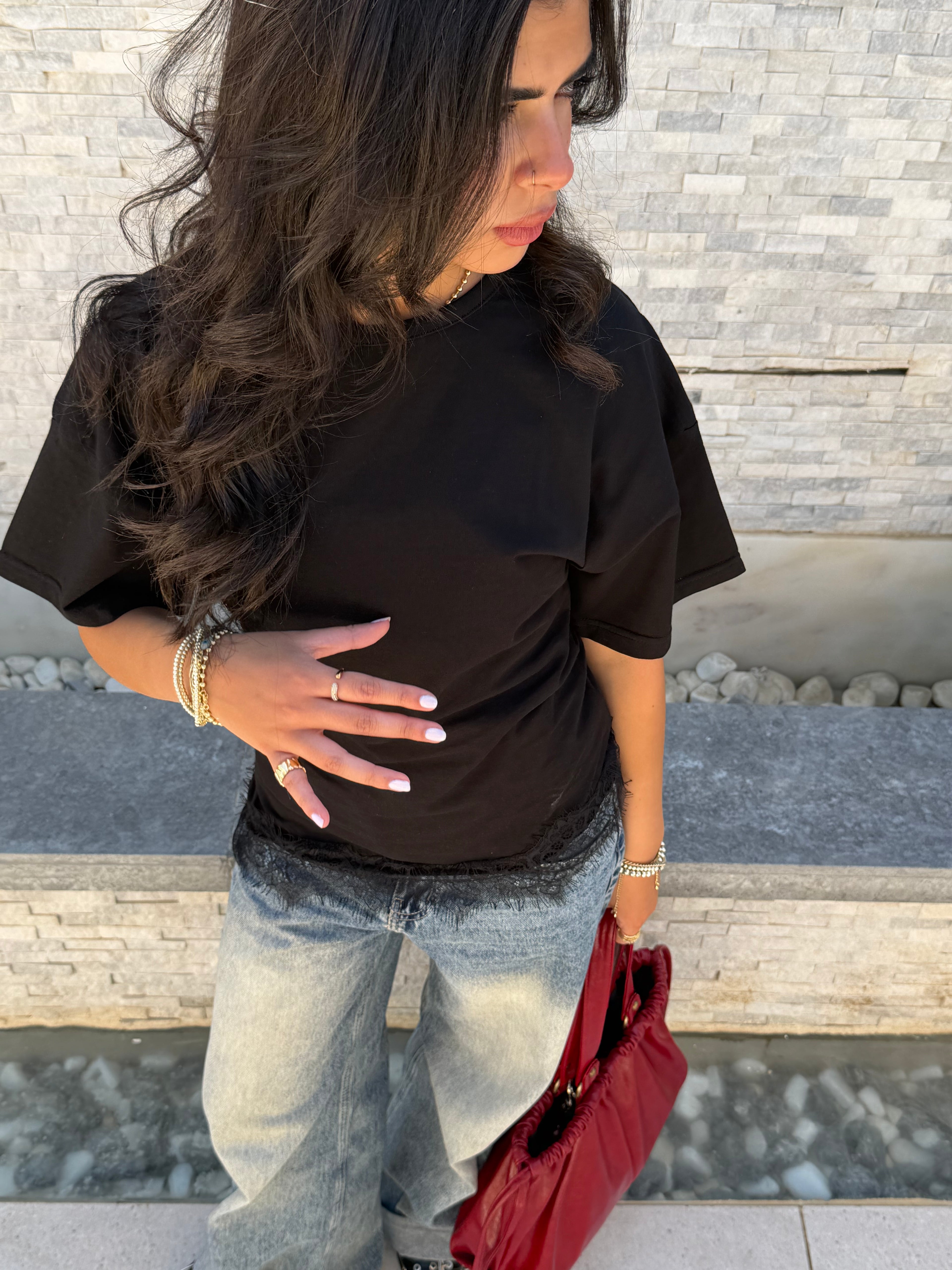 Waist-fitted lace tee.